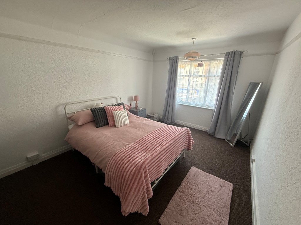 Lot: 113 - PAIR OF SHOPS AND SELF-CONTAINED FLAT FOR INVESTMENT WITH PART VACANT POSSESSION - Bedroom